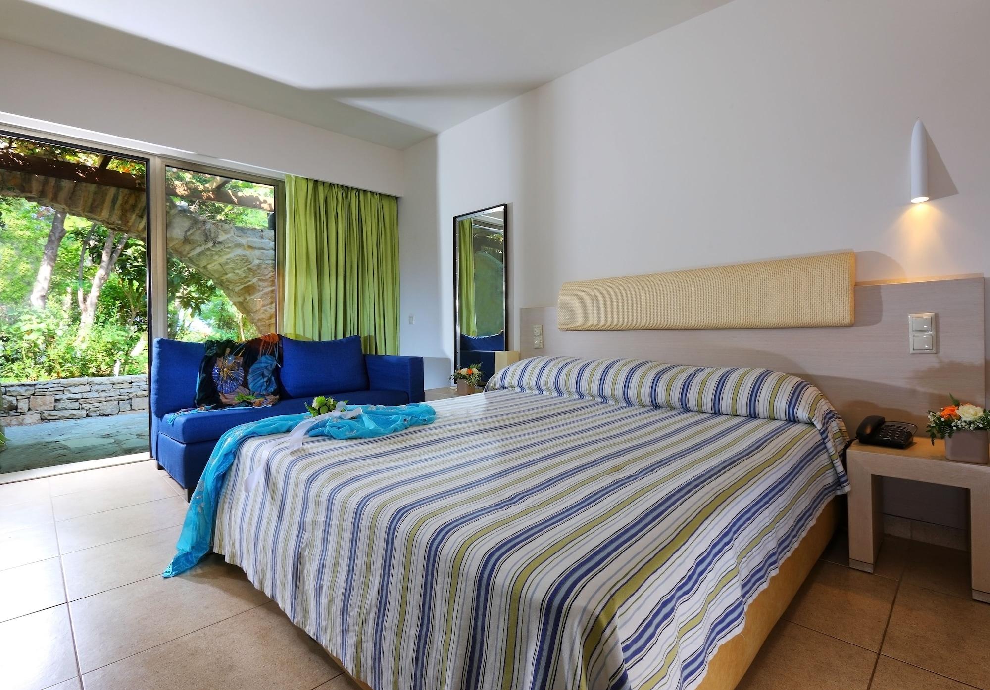 Sitia Beach City Resort & Spa Dış mekan fotoğraf A room at the hotel