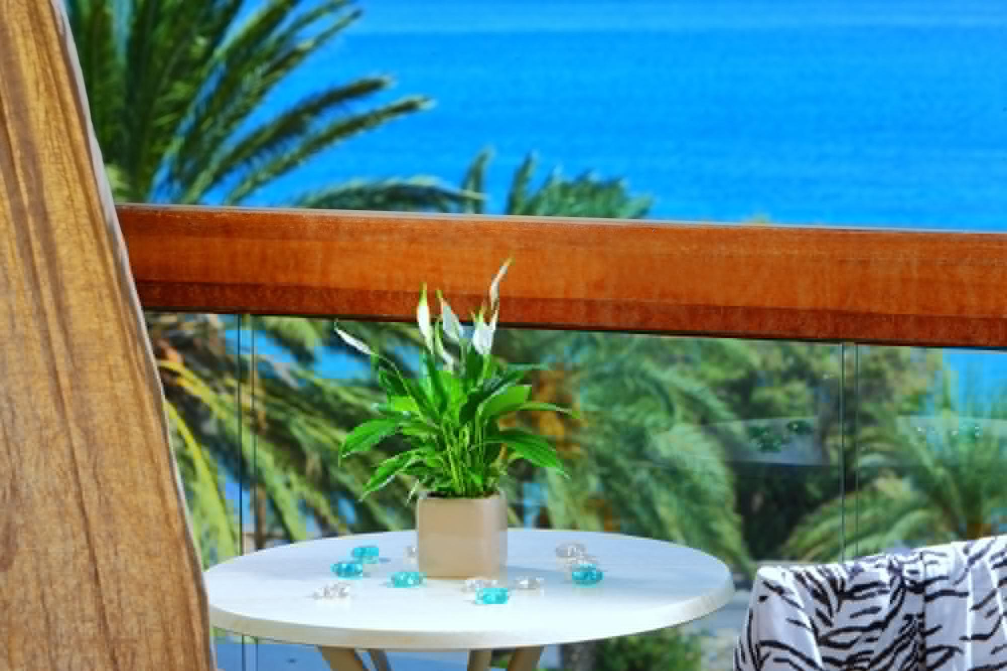 Sitia Beach City Resort & Spa Dış mekan fotoğraf Spathiphyllum on a balcony