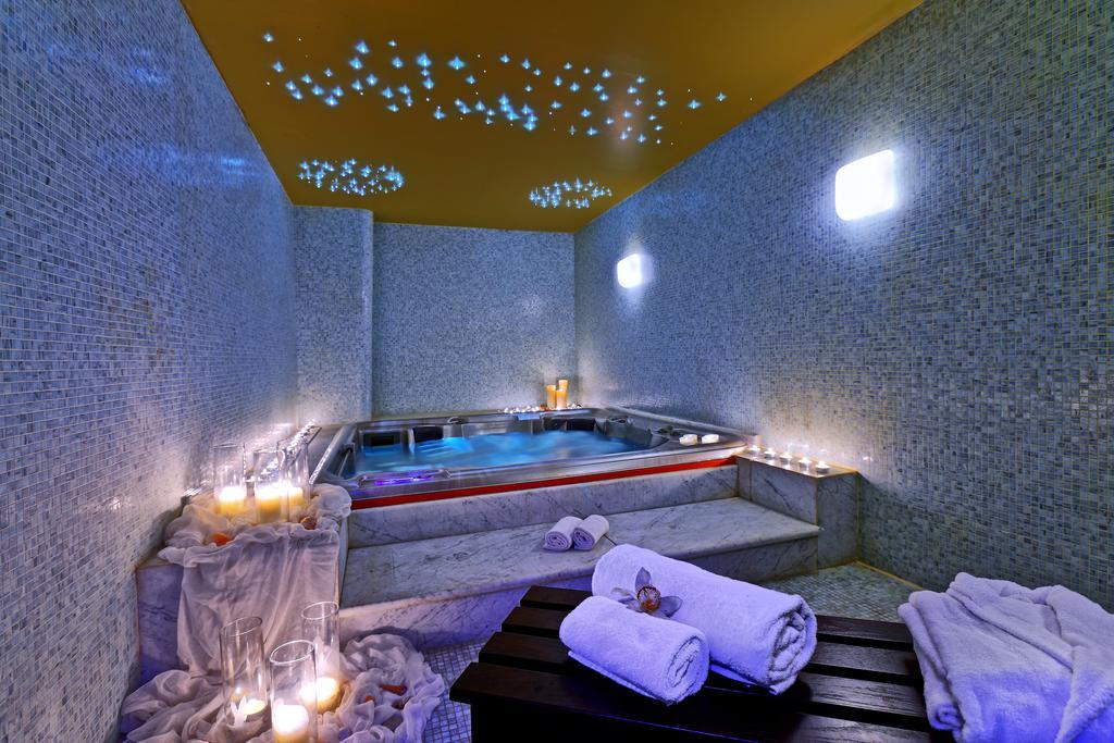 Sitia Beach City Resort & Spa Dış mekan fotoğraf A spa in a hotel