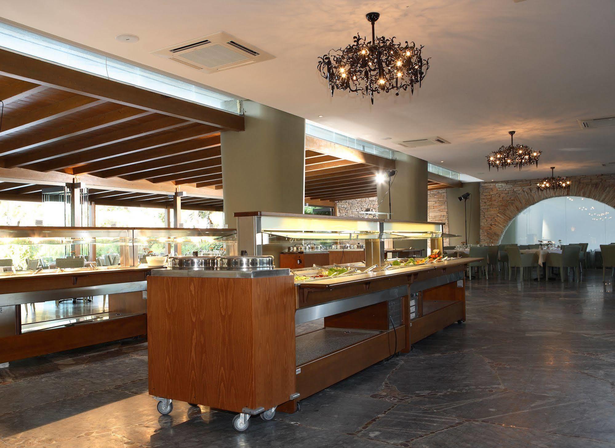 Sitia Beach City Resort & Spa Dış mekan fotoğraf The buffet at the restaurant