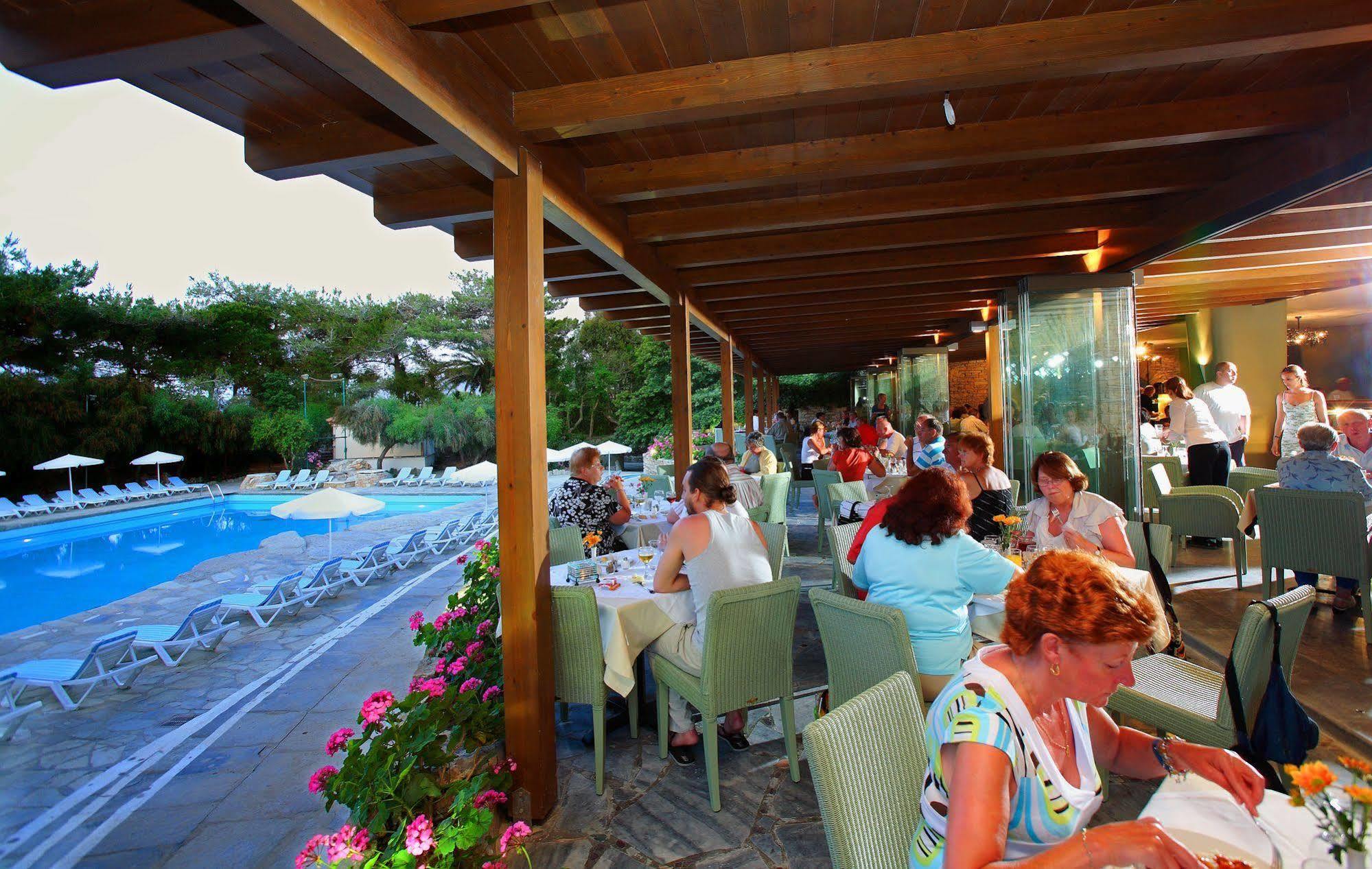 Sitia Beach City Resort & Spa Restoran fotoğraf A restaurant in a hotel